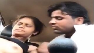 Delhi girl boobs sucked by cab driver